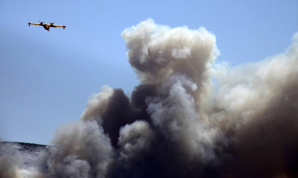 Τα πρόσωπα της αγωνίας: Πυροσβέστες και κάτοικοι με λάστιχα τρέχουν να σώσουν σπίτια, εκκλησίες, δάσος [εικόνες] | iefimerida.gr 6