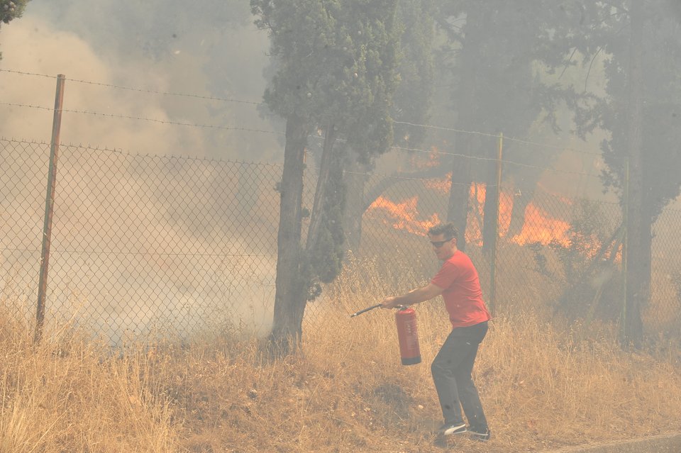 Τα πρόσωπα της αγωνίας: Πυροσβέστες και κάτοικοι με λάστιχα τρέχουν να σώσουν σπίτια, εκκλησίες, δάσος [εικόνες] | iefimerida.gr 7