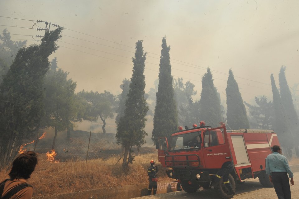 Τα πρόσωπα της αγωνίας: Πυροσβέστες και κάτοικοι με λάστιχα τρέχουν να σώσουν σπίτια, εκκλησίες, δάσος [εικόνες] | iefimerida.gr 8