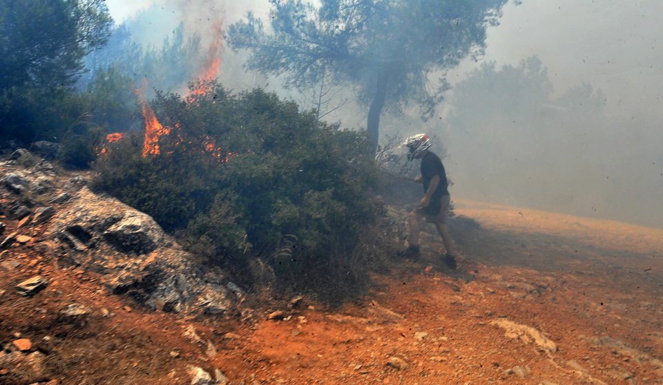 Τα πρόσωπα της αγωνίας: Πυροσβέστες και κάτοικοι με λάστιχα τρέχουν να σώσουν σπίτια, εκκλησίες, δάσος [εικόνες] | iefimerida.gr 9