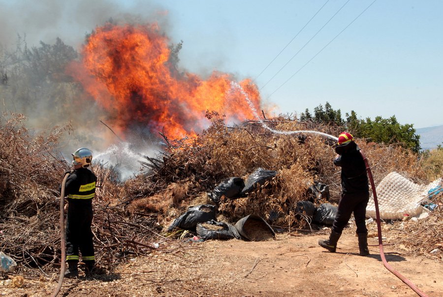 Τα πρόσωπα της αγωνίας: Πυροσβέστες και κάτοικοι με λάστιχα τρέχουν να σώσουν σπίτια, εκκλησίες, δάσος [εικόνες] | iefimerida.gr 0