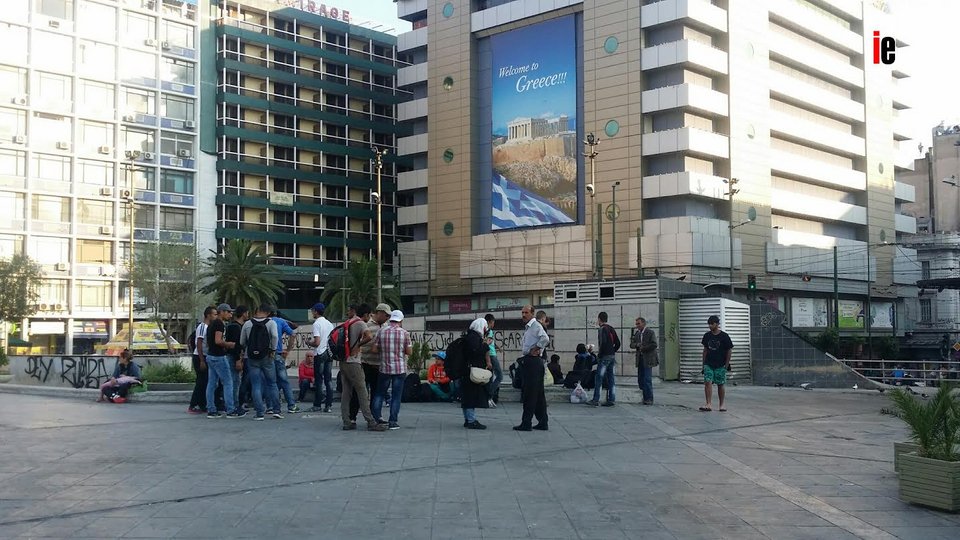 Νέα απόβαση μεταναστών στην Ομόνοια -Μανάδες με μικρά παιδιά, μωρά.. [εικόνες] | iefimerida.gr 0