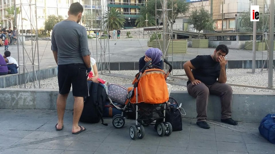 Νέα απόβαση μεταναστών στην Ομόνοια -Μανάδες με μικρά παιδιά, μωρά.. [εικόνες] | iefimerida.gr 7