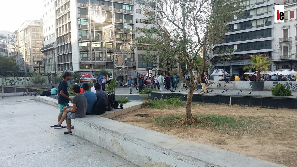 Νέα απόβαση μεταναστών στην Ομόνοια -Μανάδες με μικρά παιδιά, μωρά.. [εικόνες] | iefimerida.gr 6