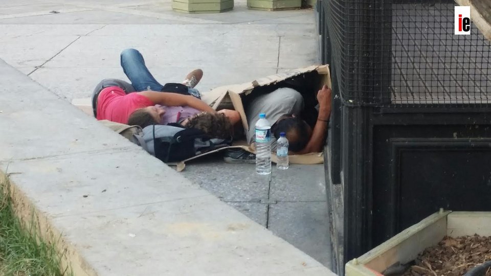 Νέα απόβαση μεταναστών στην Ομόνοια -Μανάδες με μικρά παιδιά, μωρά.. [εικόνες] | iefimerida.gr 2