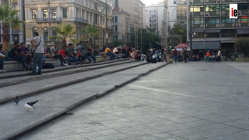 Νέα απόβαση μεταναστών στην Ομόνοια -Μανάδες με μικρά παιδιά, μωρά.. [εικόνες] | iefimerida.gr 5