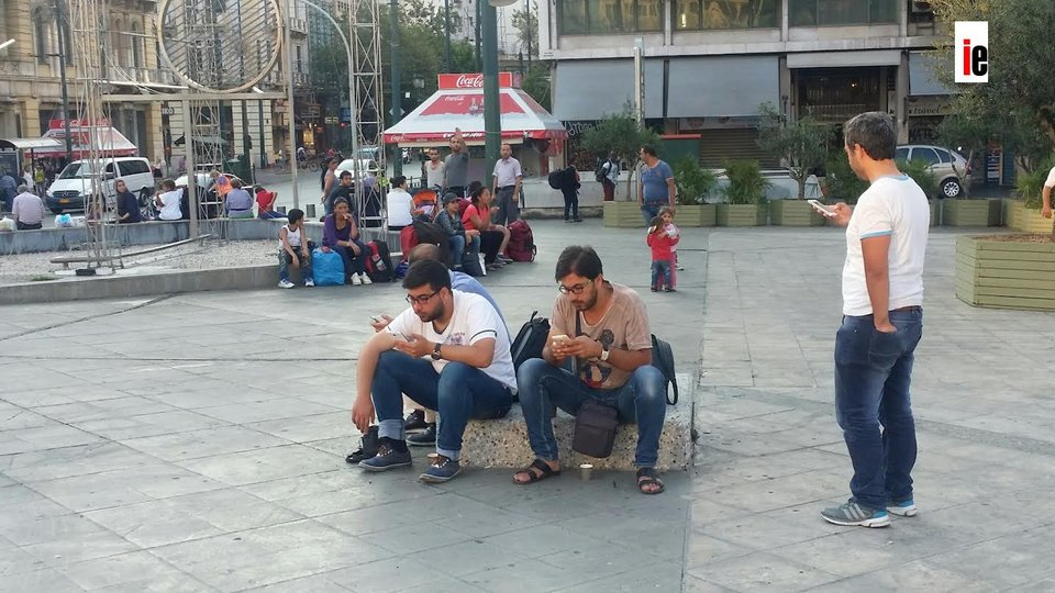 Νέα απόβαση μεταναστών στην Ομόνοια -Μανάδες με μικρά παιδιά, μωρά.. [εικόνες] | iefimerida.gr 8