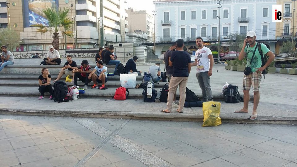 Νέα απόβαση μεταναστών στην Ομόνοια -Μανάδες με μικρά παιδιά, μωρά.. [εικόνες] | iefimerida.gr 1