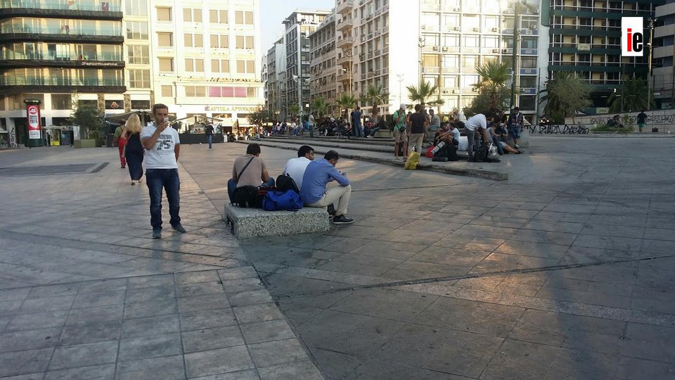 Νέα απόβαση μεταναστών στην Ομόνοια -Μανάδες με μικρά παιδιά, μωρά.. [εικόνες] | iefimerida.gr 9