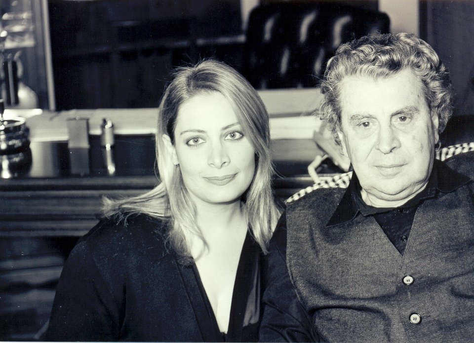 Αγνώριστη η τραγουδίστρια Αλέξια - Με μαύρα μαλλιά και κοτσιδάκια [εικόνες] | iefimerida.gr 2