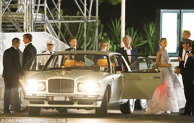 Πριγκιπικός γάμος στο Μονακό: Παντρεύτηκε ο εγγονός της Γκρέις Κέλι -Το ρομαντικό, διαφορετικό νυφικό της ζάπλουτης Ιταλίδας νύφης [εικόνες]  | iefimerida.gr 1