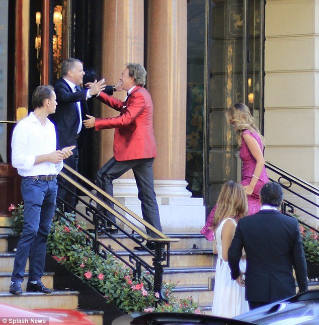 Πριγκιπικός γάμος στο Μονακό: Παντρεύτηκε ο εγγονός της Γκρέις Κέλι -Το ρομαντικό, διαφορετικό νυφικό της ζάπλουτης Ιταλίδας νύφης [εικόνες]  | iefimerida.gr 7