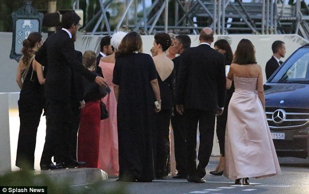 Πριγκιπικός γάμος στο Μονακό: Παντρεύτηκε ο εγγονός της Γκρέις Κέλι -Το ρομαντικό, διαφορετικό νυφικό της ζάπλουτης Ιταλίδας νύφης [εικόνες]  | iefimerida.gr 4