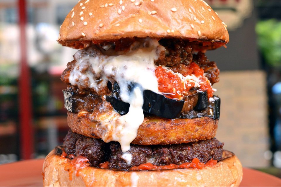 Μπαρ Μπε Κιου: Το πιο λαχταριστό μπέργκερ της Αττικής φτιάχνεται σε αυτό το μαγαζί του Πειραιά [εικόνες] | iefimerida.gr 3