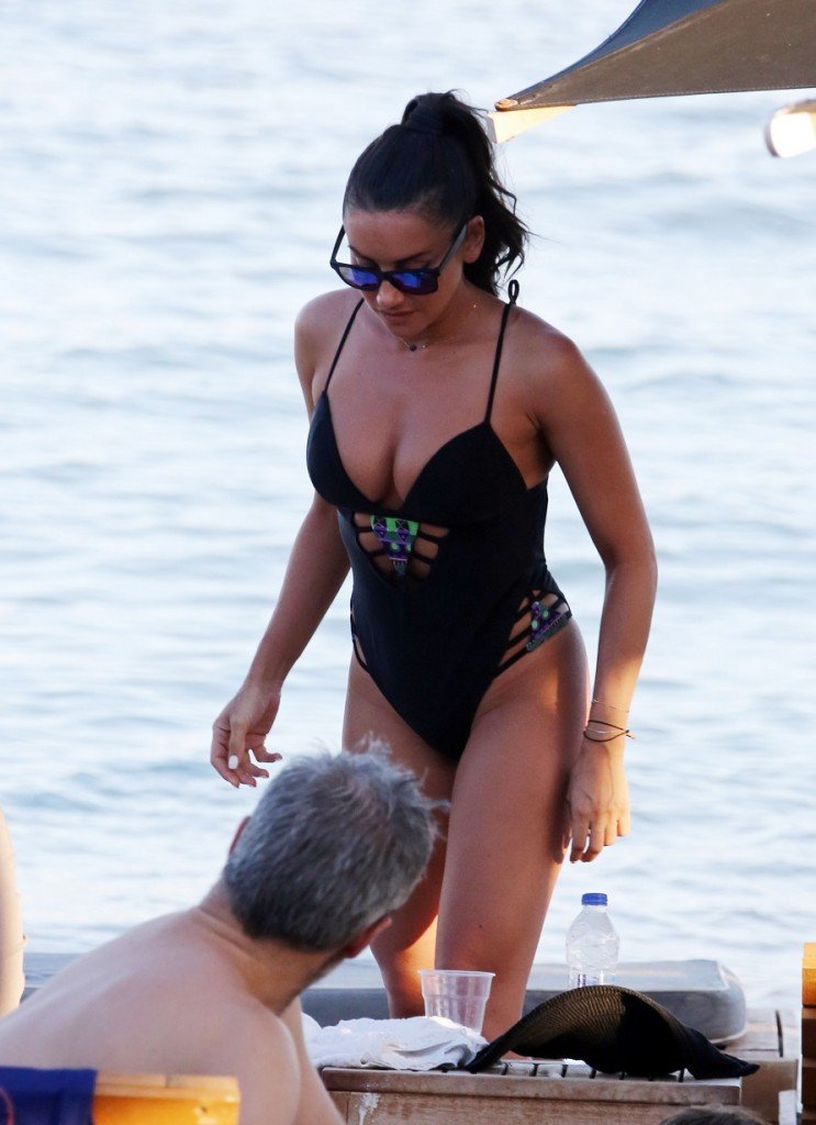 Η μελαχρινή Χριστίνα από τους Ράδιο Αρβύλα μοιράζει εγκεφαλικά σε παραλία της Αττικής [εικόνες] | iefimerida.gr 2