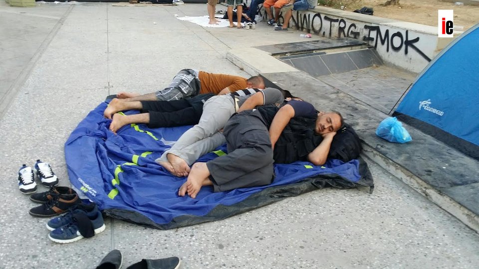 Σε καταυλισμό μεταναστών μετατράπηκε η Ομόνοια -200 Σύροι έστησαν σκηνές [εικόνες]  | iefimerida.gr 6