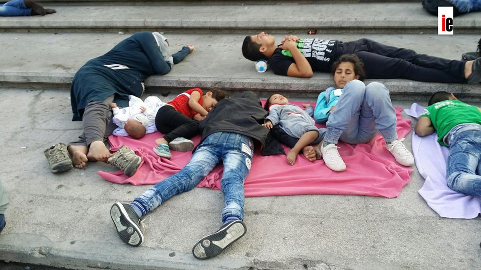 Σε καταυλισμό μεταναστών μετατράπηκε η Ομόνοια -200 Σύροι έστησαν σκηνές [εικόνες]  | iefimerida.gr 5