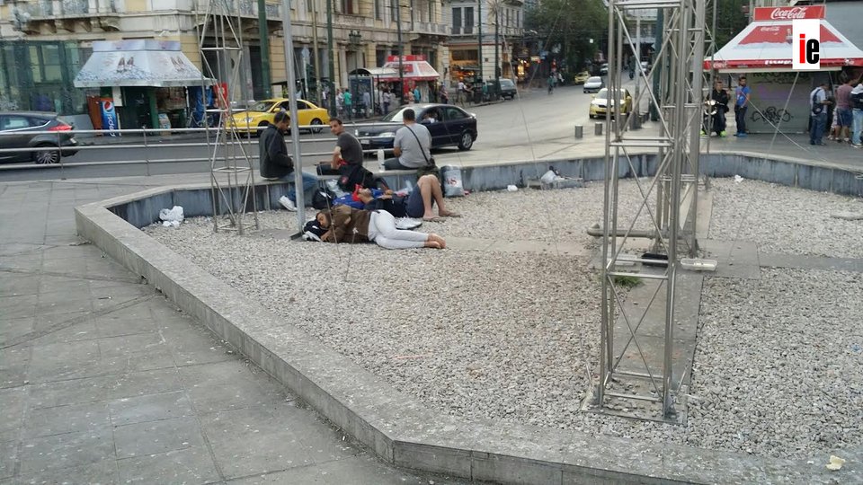 Σε καταυλισμό μεταναστών μετατράπηκε η Ομόνοια -200 Σύροι έστησαν σκηνές [εικόνες]  | iefimerida.gr 17