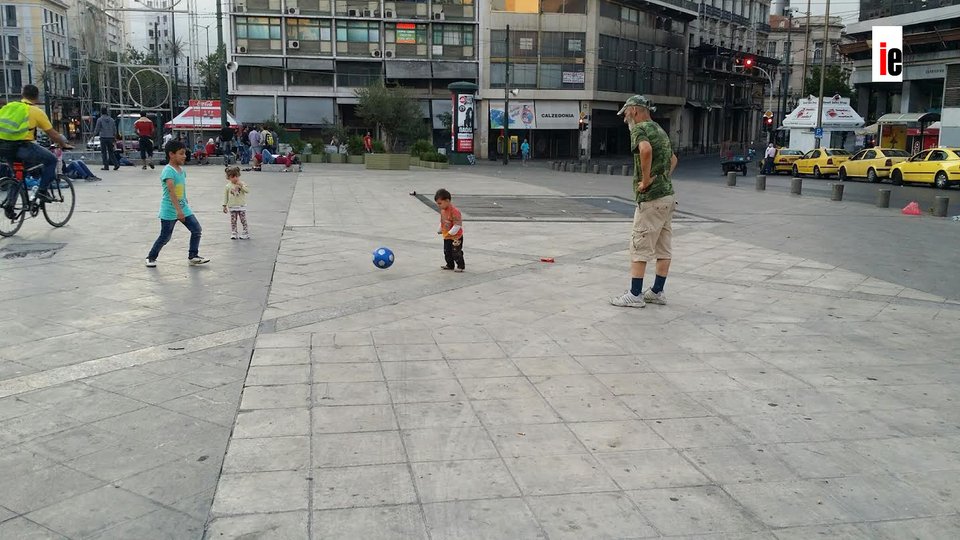 Σε καταυλισμό μεταναστών μετατράπηκε η Ομόνοια -200 Σύροι έστησαν σκηνές [εικόνες]  | iefimerida.gr 3