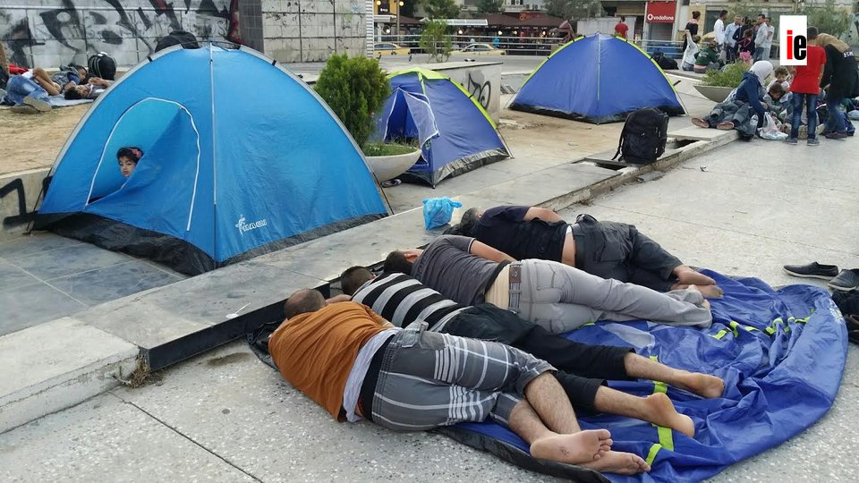 Σε καταυλισμό μεταναστών μετατράπηκε η Ομόνοια -200 Σύροι έστησαν σκηνές [εικόνες]  | iefimerida.gr 9