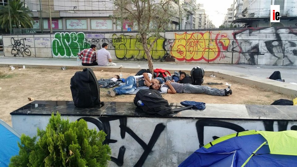 Σε καταυλισμό μεταναστών μετατράπηκε η Ομόνοια -200 Σύροι έστησαν σκηνές [εικόνες]  | iefimerida.gr 7