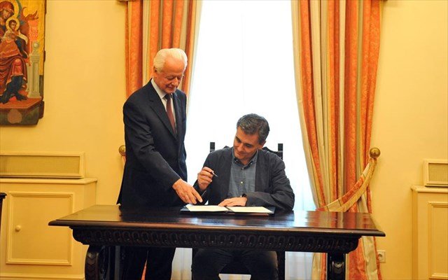 Το άγχος του Τσακαλώτου στην ορκωμοσία του – Ο διάλογος του με τον Παυλόπουλο [εικόνες] | iefimerida.gr 1