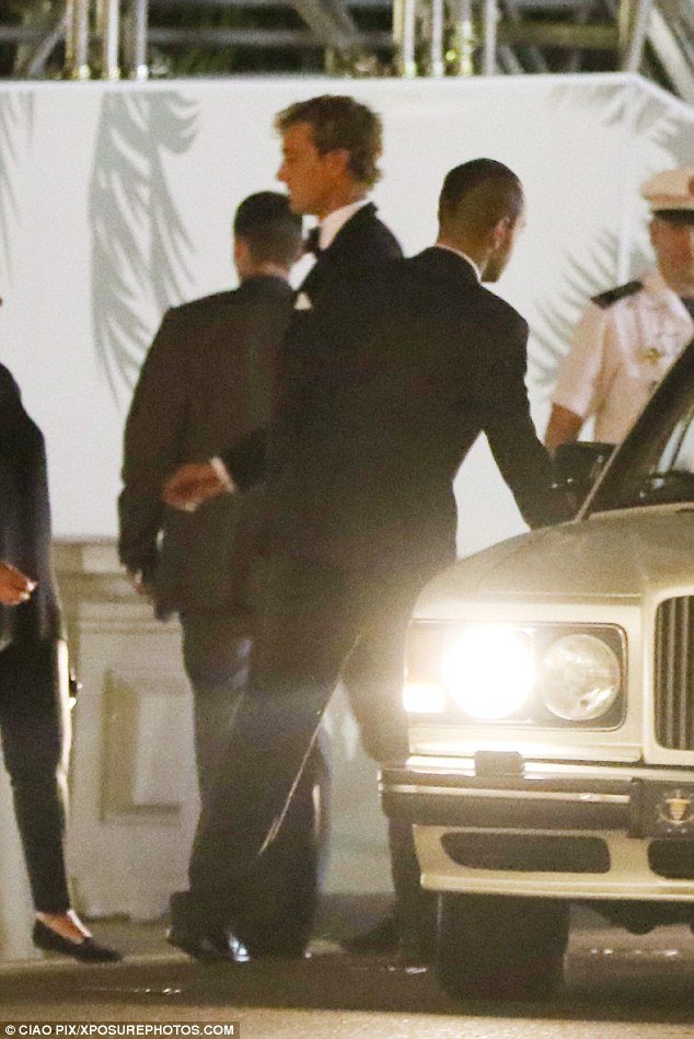 Πριγκιπικός γάμος στο Μονακό: Παντρεύτηκε ο εγγονός της Γκρέις Κέλι -Το ρομαντικό, διαφορετικό νυφικό της ζάπλουτης Ιταλίδας νύφης [εικόνες]  | iefimerida.gr 3