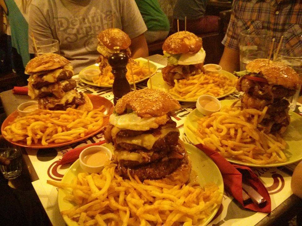 Μπαρ Μπε Κιου: Το πιο λαχταριστό μπέργκερ της Αττικής φτιάχνεται σε αυτό το μαγαζί του Πειραιά [εικόνες] | iefimerida.gr 1