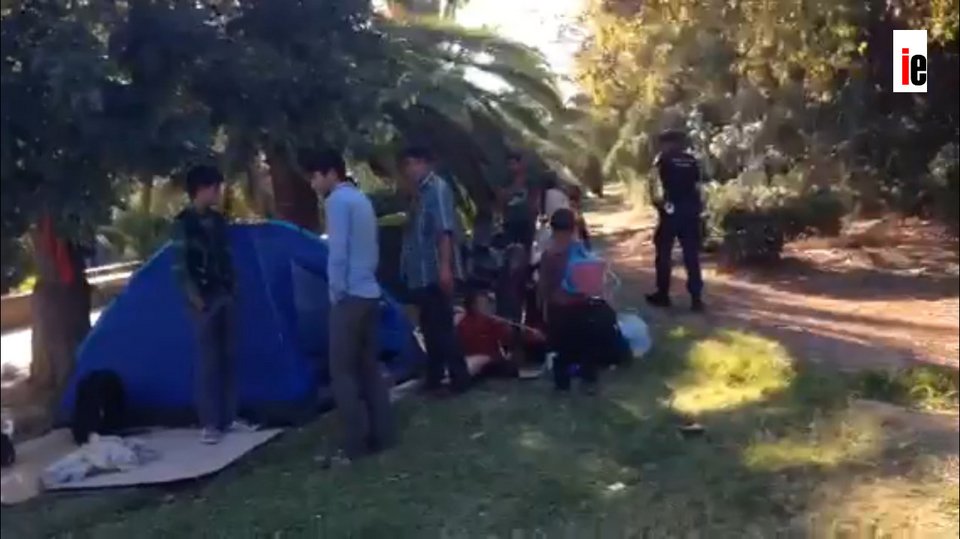 Οι μετανάστες έστησαν σκηνές στο Πεδίον του Αρεως [εικόνες] | iefimerida.gr 1