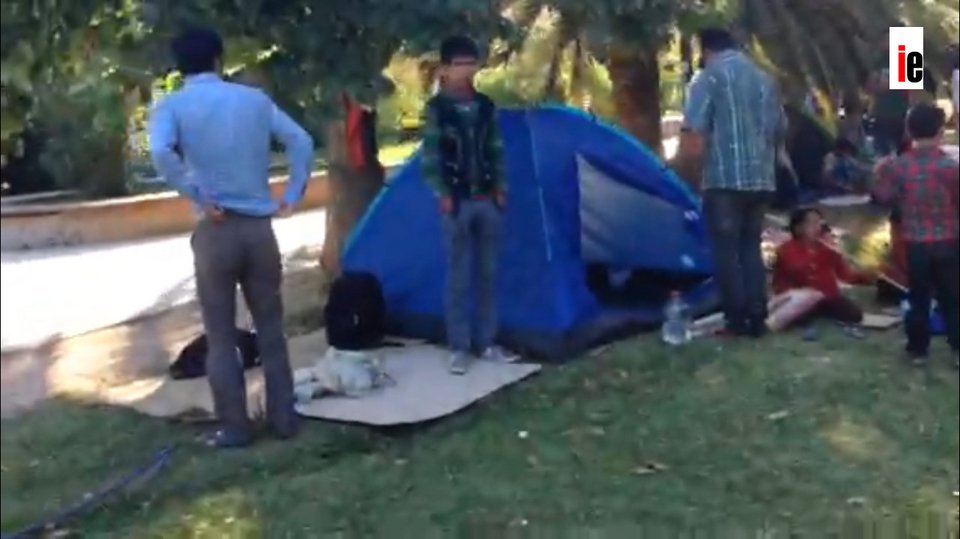 Οι μετανάστες έστησαν σκηνές στο Πεδίον του Αρεως [εικόνες] | iefimerida.gr 0