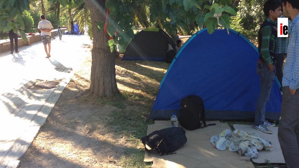 Οι μετανάστες έστησαν σκηνές στο Πεδίον του Αρεως [εικόνες] | iefimerida.gr 2