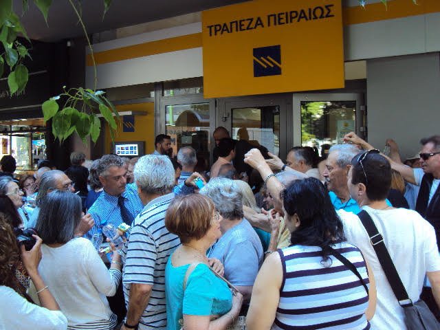 Νερά και χυμούς μοίραζε η Τράπεζα Πειραιώς στους συνταξιούχους, μέχρι να εξυπηρετηθούν | iefimerida.gr 0