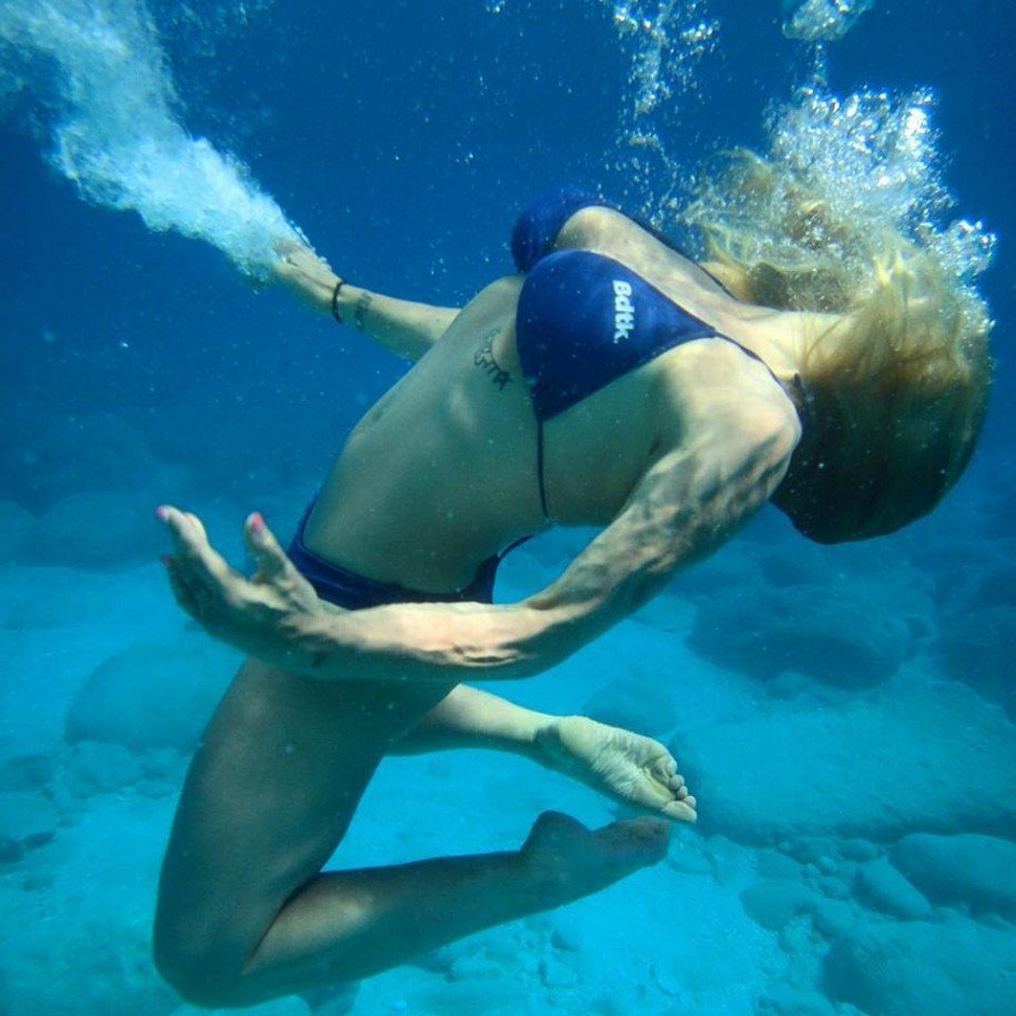 Η Πηνελόπη Αναστασοπούλου με το μπικίνι της κάτω από το νερό [εικόνα] | iefimerida.gr 0