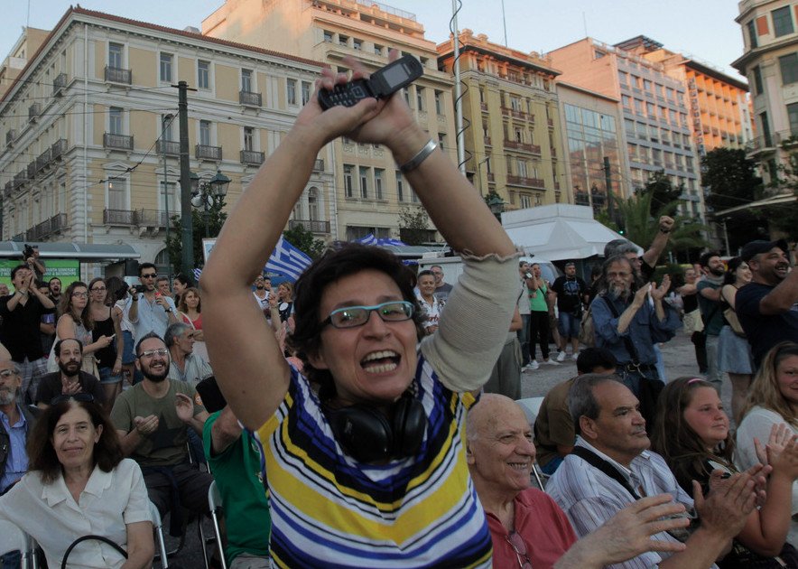 Εκατοντάδες οπαδοί του «Οχι» πανηγύρισαν στο Σύνταγμα -Οι χοροί, τα τραγούδια και το ροζ συντριβάνι [εικόνες & βίντεο] | iefimerida.gr 11
