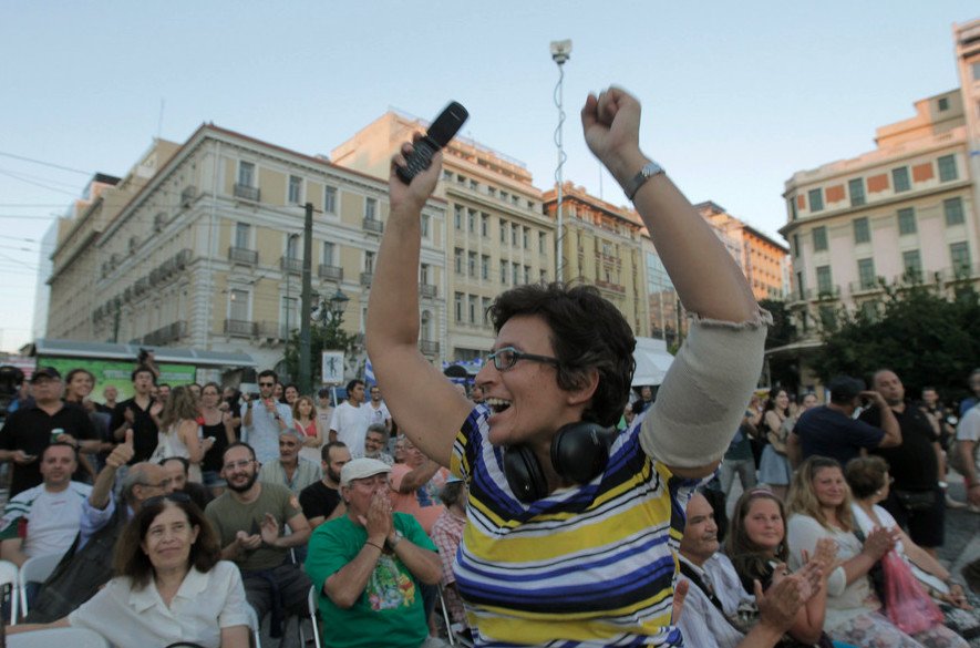 Εκατοντάδες οπαδοί του «Οχι» πανηγύρισαν στο Σύνταγμα -Οι χοροί, τα τραγούδια και το ροζ συντριβάνι [εικόνες & βίντεο] | iefimerida.gr 12