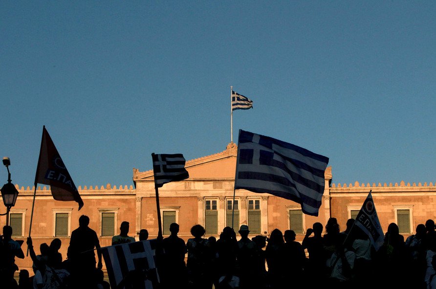 Εκατοντάδες οπαδοί του «Οχι» πανηγύρισαν στο Σύνταγμα -Οι χοροί, τα τραγούδια και το ροζ συντριβάνι [εικόνες & βίντεο] | iefimerida.gr 4