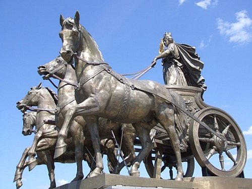 Quadriga: Το νέο όνομα της Τρόικα που απέκτησε ένα ακόμη μέλος [εικόνες] | iefimerida.gr 1