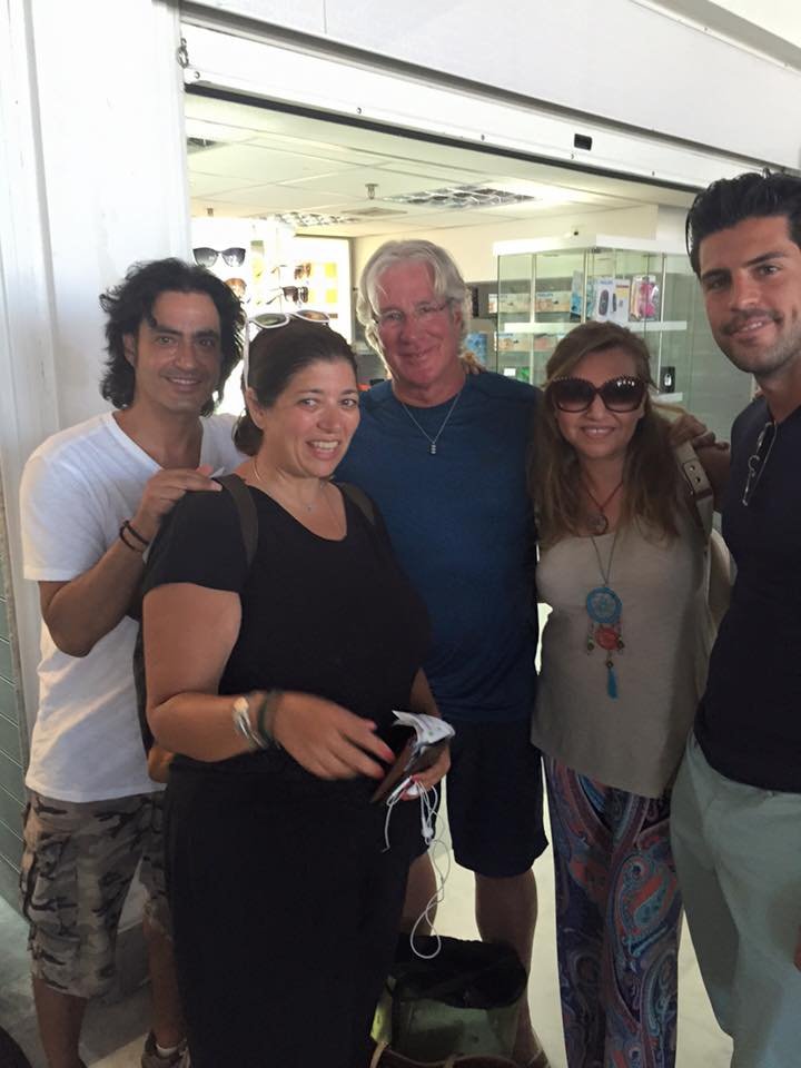 Ενας γόης στη Μύκονο -Στο νησί των ανέμων ο Ρίτσαρντ Γκιρ; [εικόνα] | iefimerida.gr 0