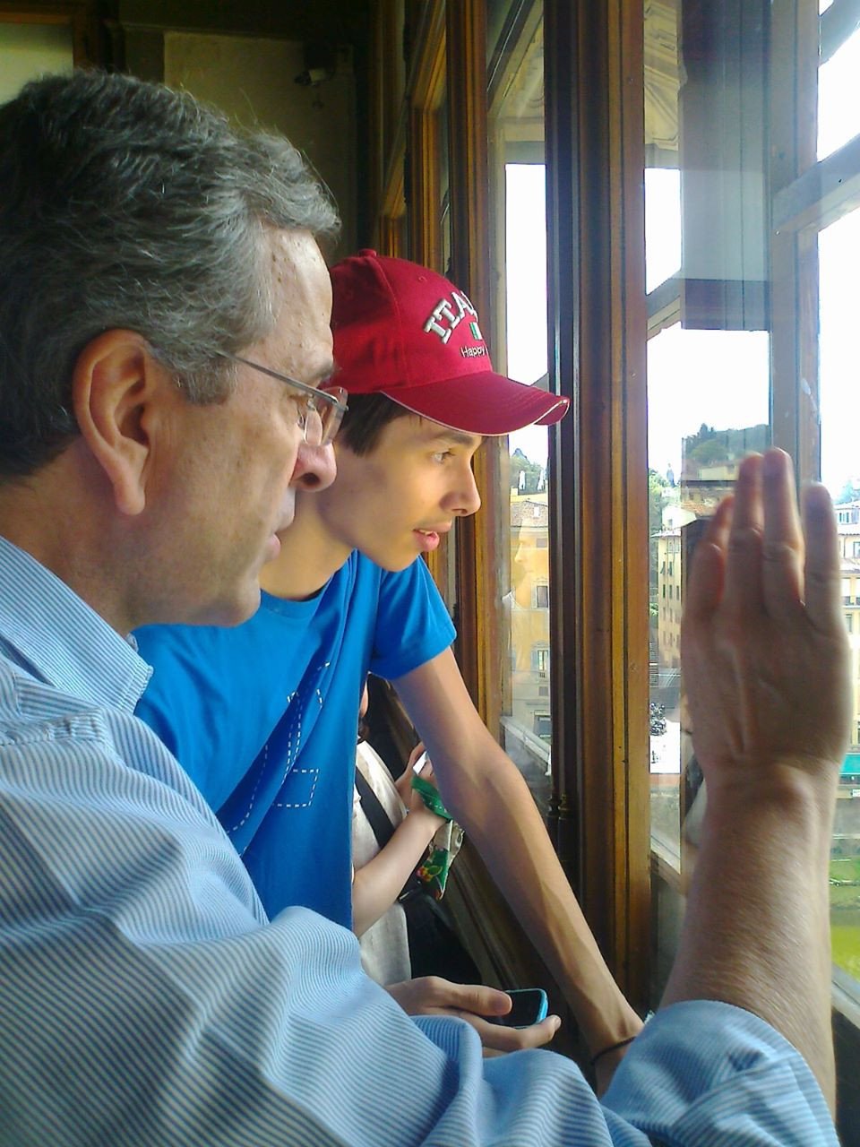 Αντώνης και Γεωργία Σαμαρά αγκαλιά με τον γιο τους [εικόνες] | iefimerida.gr 2