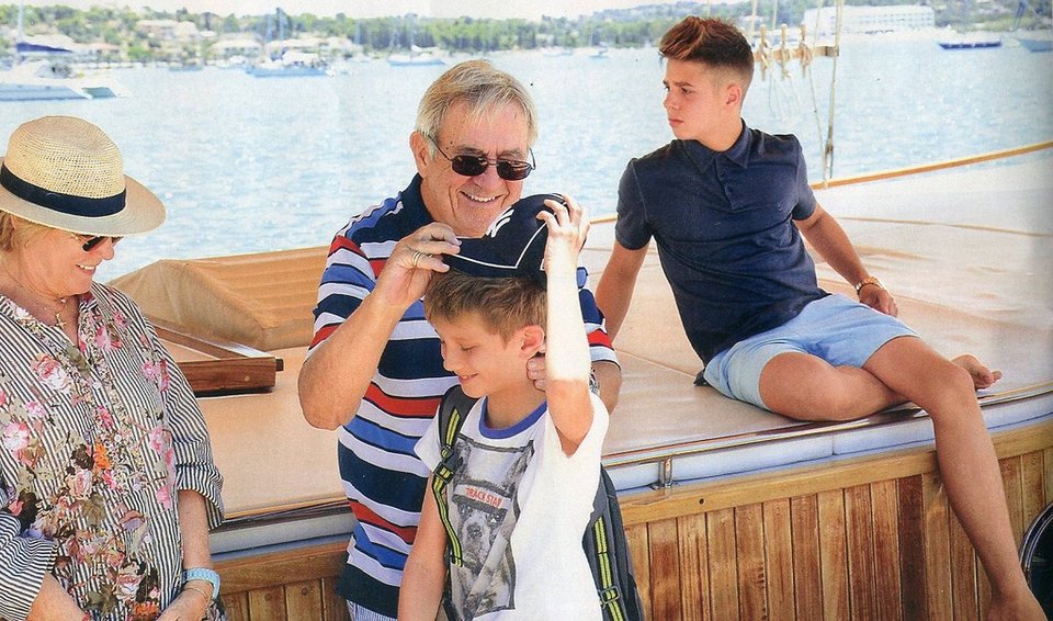 Ο Κωνσταντίνος Γλύξμπουργκ με τα εγγόνια του κάνει βαρκάδες στις Σπέτσες [εικόνες] | iefimerida.gr 6