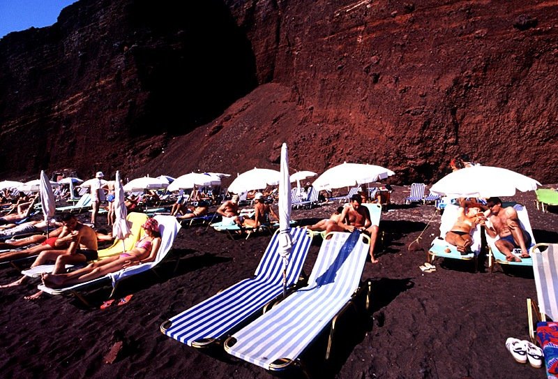 Οι πολύχρωμες παραλίες του κόσμου - Η Κόκκινη παραλία της Σαντορίνης ξεχωρίζει [εικόνες] | iefimerida.gr 1