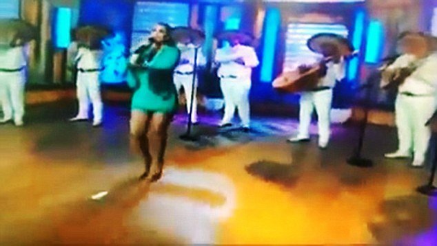 Τραγουδάει και της πέφτει η σερβιέτα στη σκηνή - Δείτε τι έκανε [βίντεο] | iefimerida.gr 2