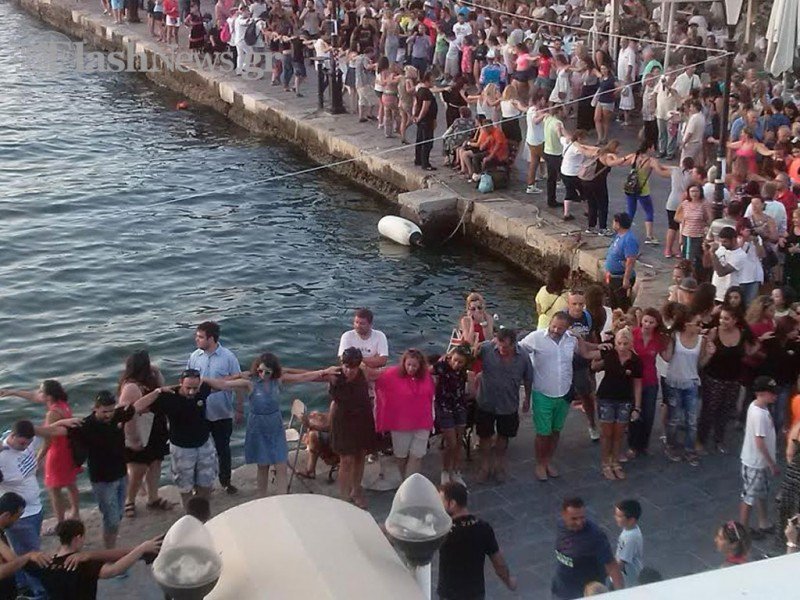 Στους ρυθμούς του Ζορμπά «χόρεψε» το παλιό λιμάνι των Χανίων [εικόνες & βίντεο] | iefimerida.gr 0