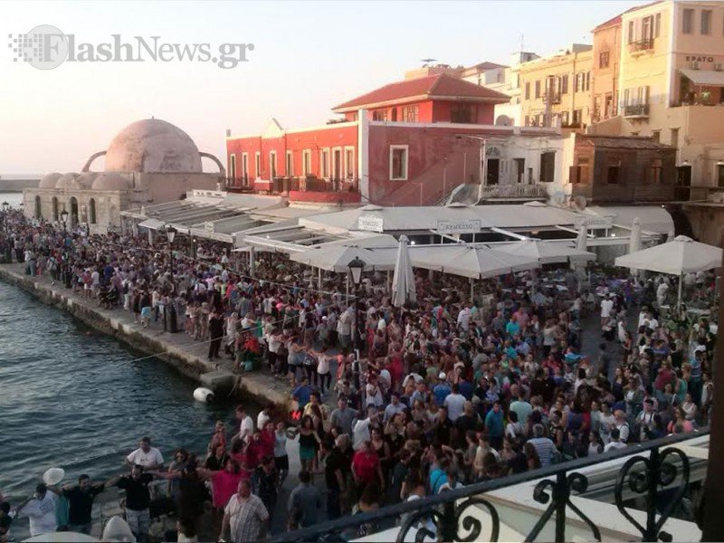Στους ρυθμούς του Ζορμπά «χόρεψε» το παλιό λιμάνι των Χανίων [εικόνες & βίντεο] | iefimerida.gr 1