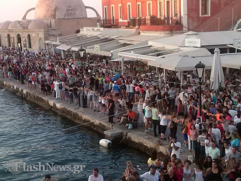 Στους ρυθμούς του Ζορμπά «χόρεψε» το παλιό λιμάνι των Χανίων [εικόνες & βίντεο] | iefimerida.gr 2