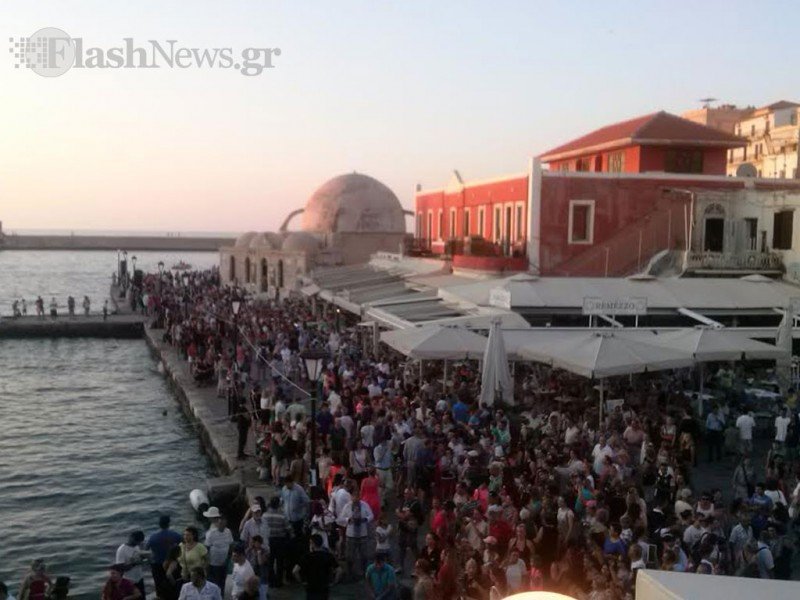 Στους ρυθμούς του Ζορμπά «χόρεψε» το παλιό λιμάνι των Χανίων [εικόνες & βίντεο] | iefimerida.gr 3