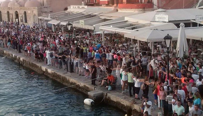 Στους ρυθμούς του Ζορμπά «χόρεψε» το παλιό λιμάνι των Χανίων [εικόνες & βίντεο] | iefimerida.gr 4