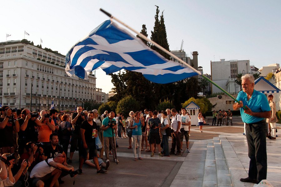 Ολοκληρώθηκε η συγκέντρωση των υποστηρικτών του «Μένουμε Ευρώπη» στο Σύνταγμα [εικόνες] | iefimerida.gr 5