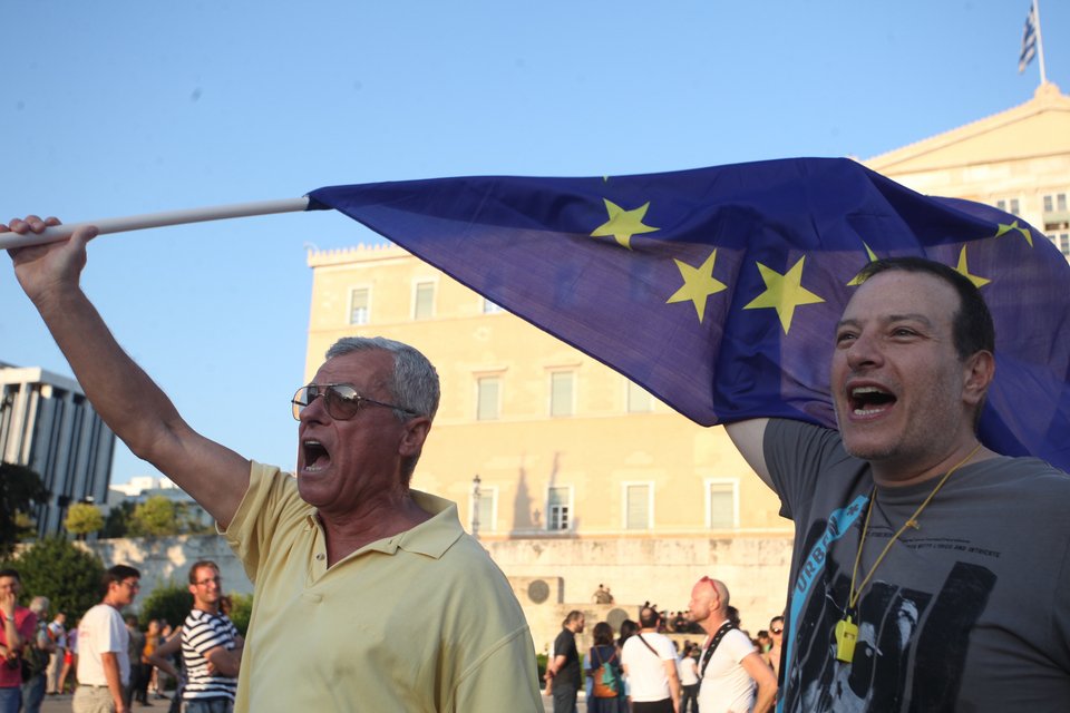 Ολοκληρώθηκε η συγκέντρωση των υποστηρικτών του «Μένουμε Ευρώπη» στο Σύνταγμα [εικόνες] | iefimerida.gr 2