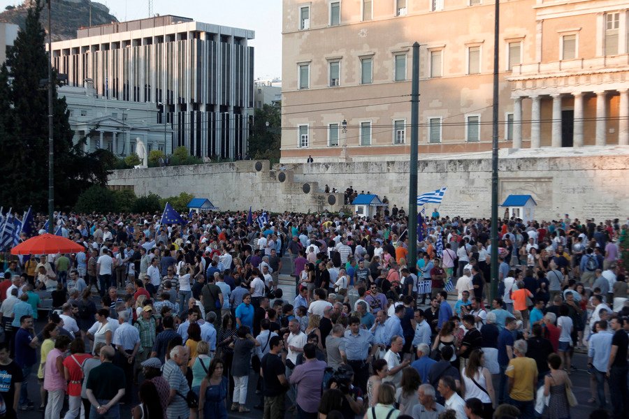 Ολοκληρώθηκε η συγκέντρωση των υποστηρικτών του «Μένουμε Ευρώπη» στο Σύνταγμα [εικόνες] | iefimerida.gr 3